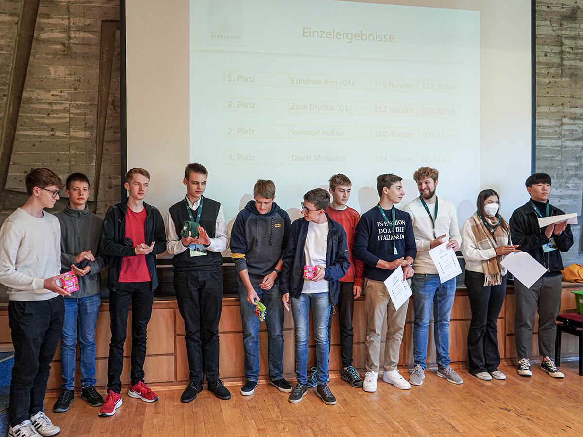 In der Schulversammlung wurde die besten Läufer:innen (rechts)  und das Technik-Team ausgezeichnet (l.).