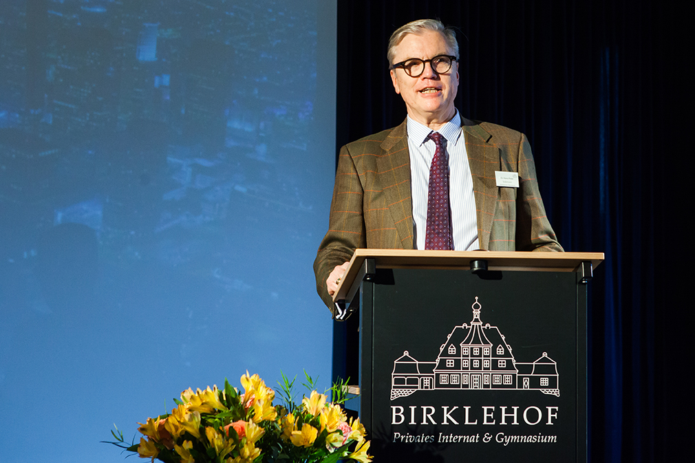 Der Elternbeiratsvorsitzende Dr. Hans-Peter Volkmann begrüßt Eltern und Birklehofer:innen zur Elternversammlung.