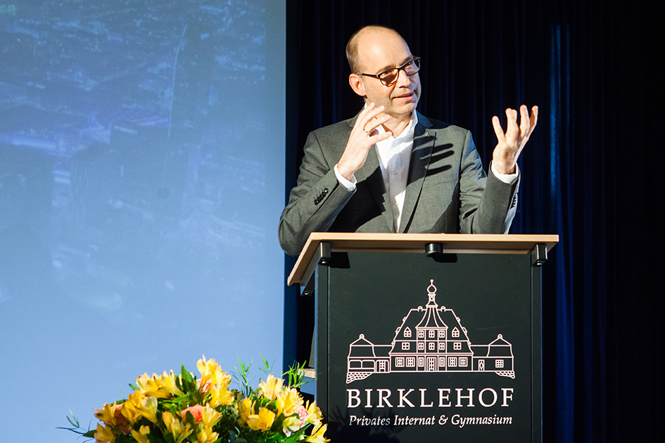 Birklehof-Geschäftsführer Jens-Arne Buttkereit leitet die Wahl zum Elternbeirat.