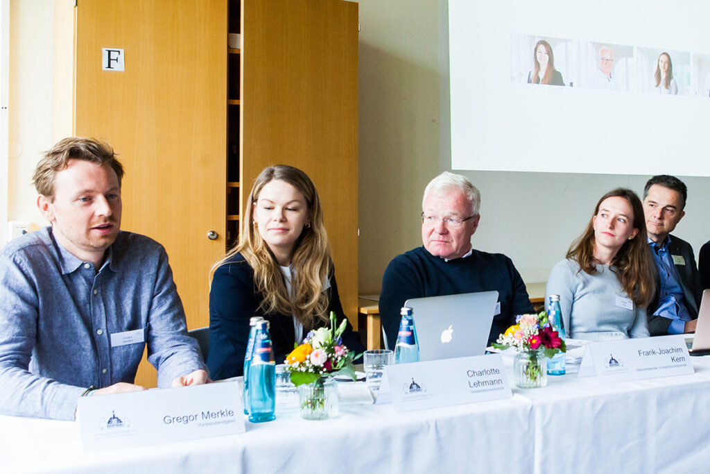 Charlotte Lehmann (2. von links) mit dem Vorstand des Altbirklehoferbundes, Frank Merkle, Frank-Joachim Kern, Sophie Grab sowie Schulleiter Rüdiger Hoff (von links)