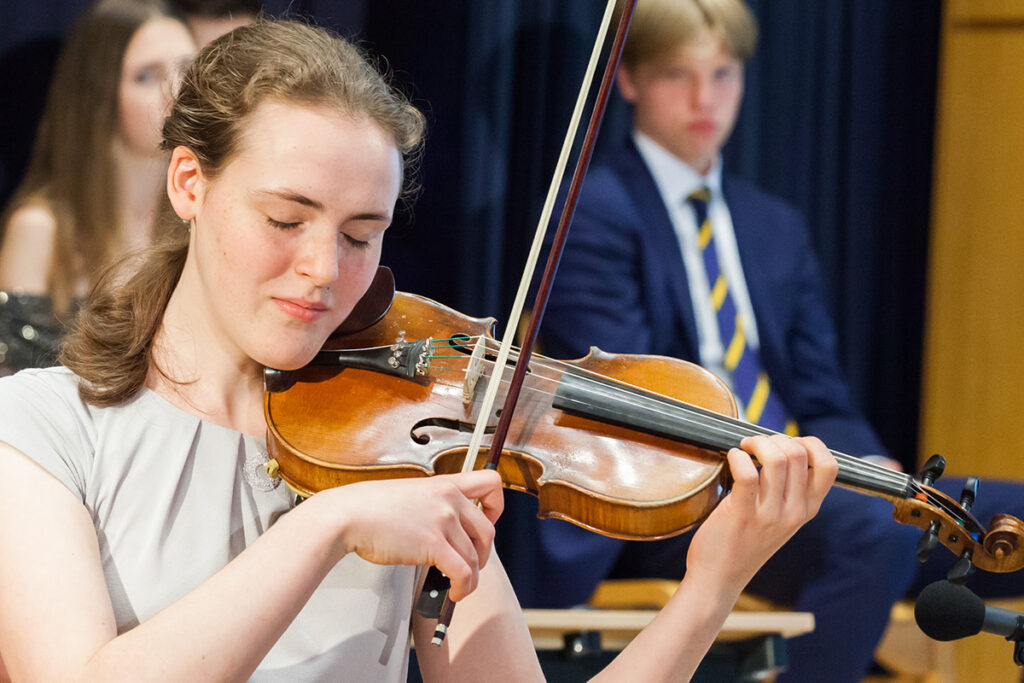 Sophie Plajer brillierte an der Violine mit der „Meditation“ aus der Oper „Thais“ von Jules Massenet.