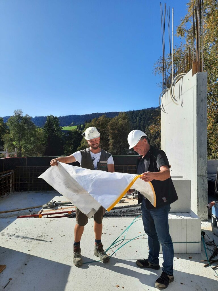 Baustellenbegehung September 2023 auf dem Dachgeschoss mit Schwarzwaldblick