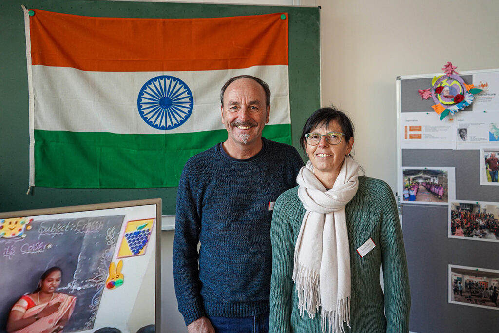 Frank Otteny von Gandhi-Care und seine Frau warben auf dem Weihnachtsmarkt mit einem Info-Stand für das  Projekt.