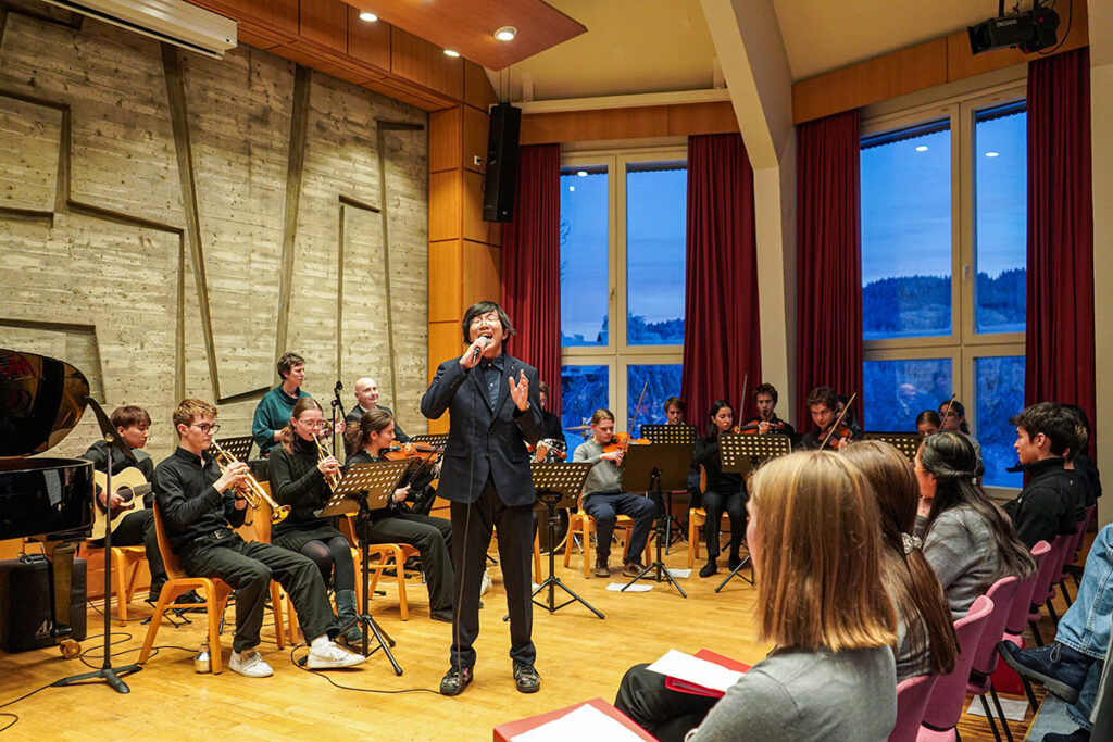 ... Ensembles der Schule Birklehof im voll besetzten großen Saal des Musikhauses.