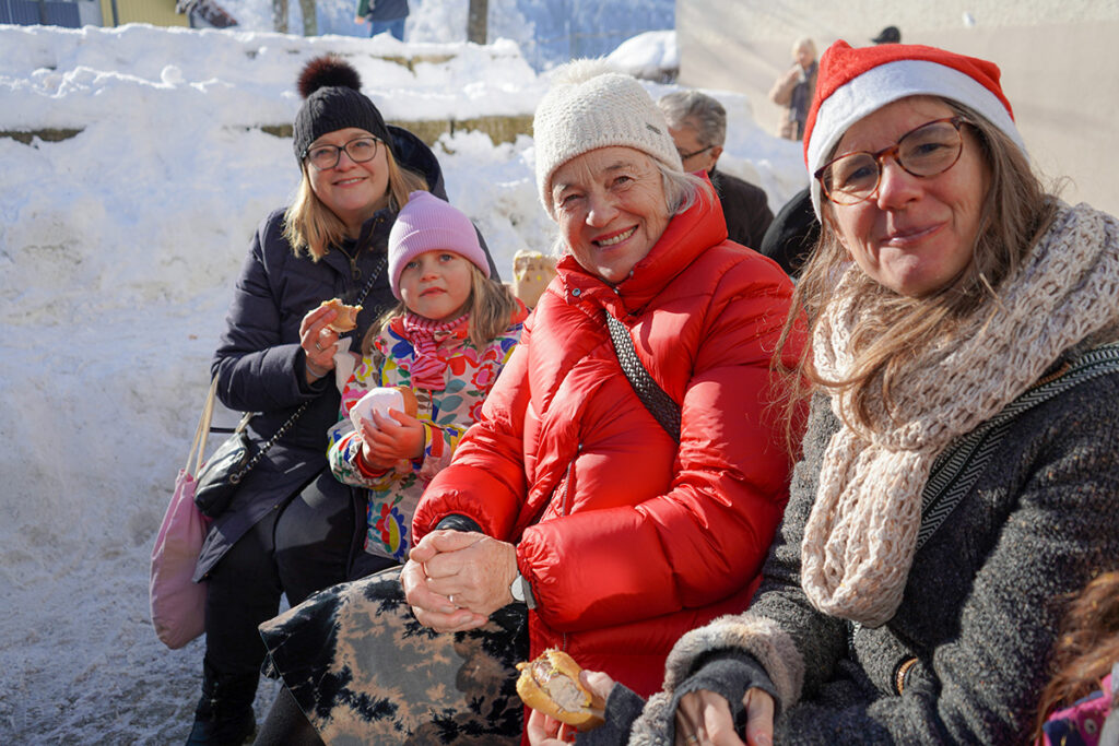 Weihnachtsmarkt-Koordinatorin Tanja Walker, Schulvorstand Christel Grünenwald  und  Fundraiserin Elisabeth Ilg mit Tochter (von rechts nach links) genossen die adventliche Stimmung.