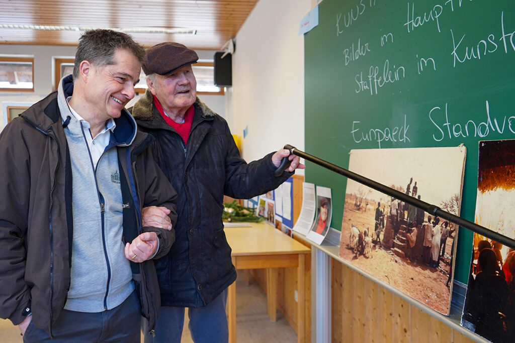 Schulleiter Rüdiger Hoff ließ sich von Pfarrer Klaus Boersch die Geschichte des Weihnachtsmarktes am Birklehof erzählen.