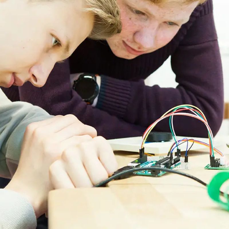 Zwei Schüler des Internat Birklehof arbeiten an einem technischen Versuch im +MINT-Profil zum Thema Internat für Hochbegabung